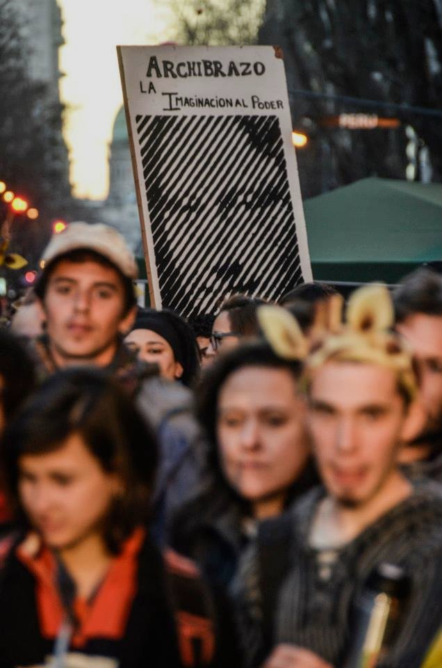 Cartel del Archibrazo en la calle, en una marcha: La imaginacion al poder.