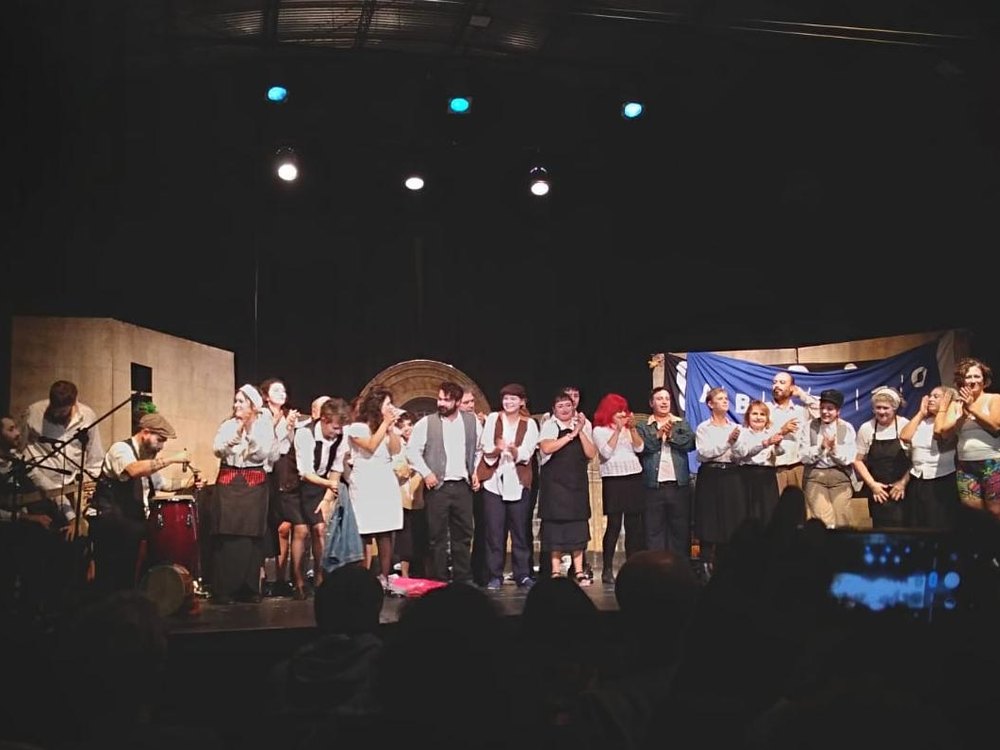 El elenco de Sin Telón saludando al final de la función, con la sala llena