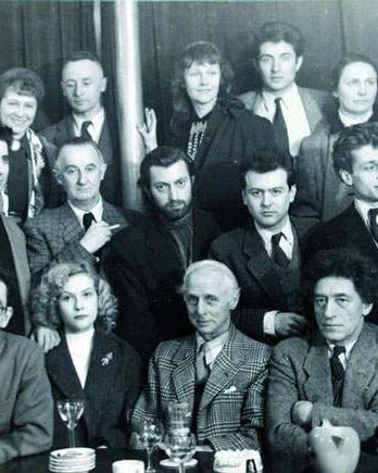 Juan Andralis con el grupo surrealista, en París.
