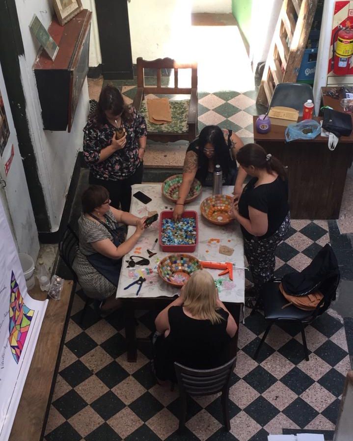 Taller sobre el piso ajedrezado.