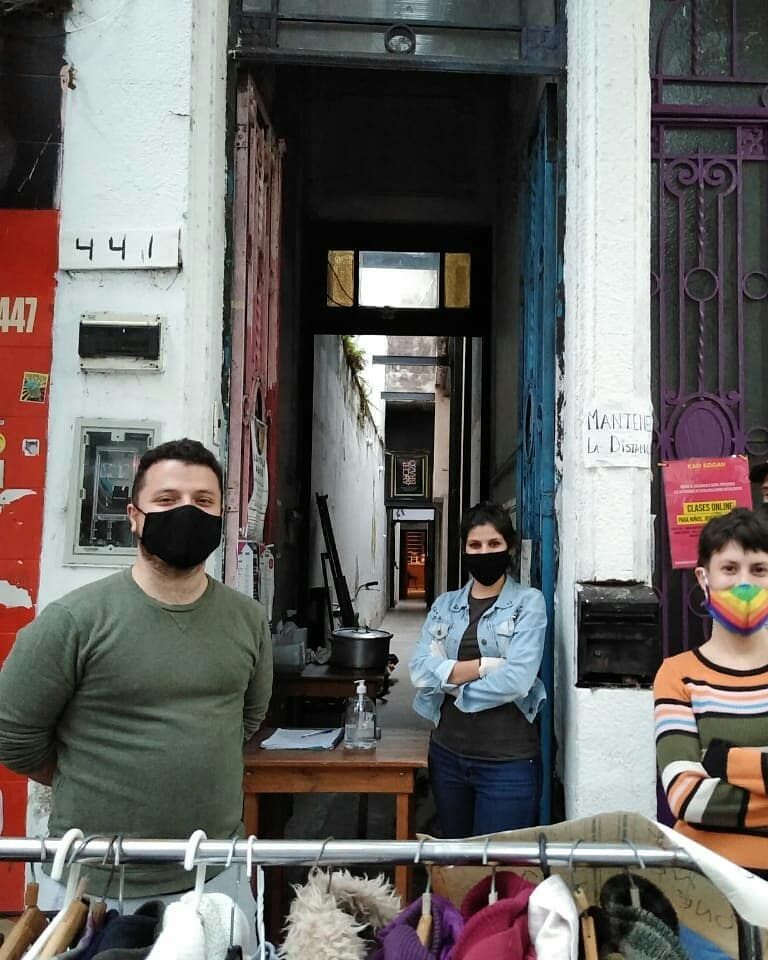 Con el barrio, en la puerta de Mario Bravo 441.