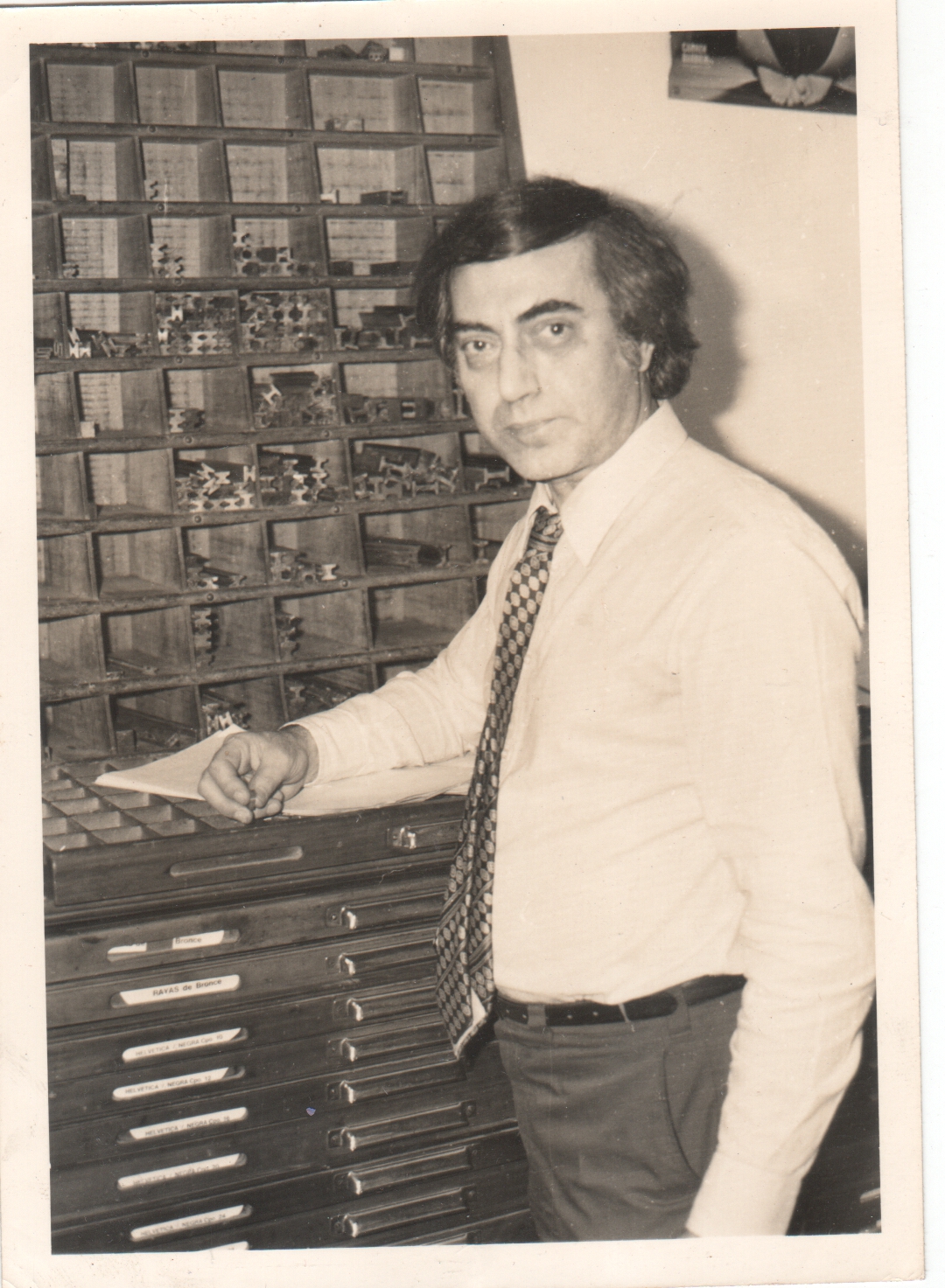 Juan Andralis junto al chibalete de tipos en su taller